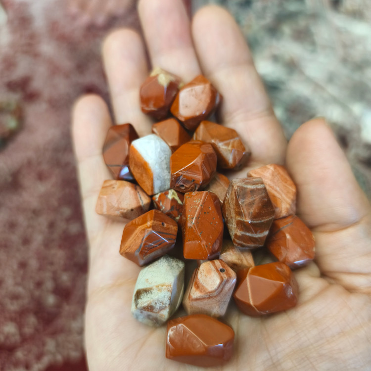 مهره سنگ جاسپر قرمز تراش چهاروجهی اصل معدنی سوراخ دار سایز درشت
