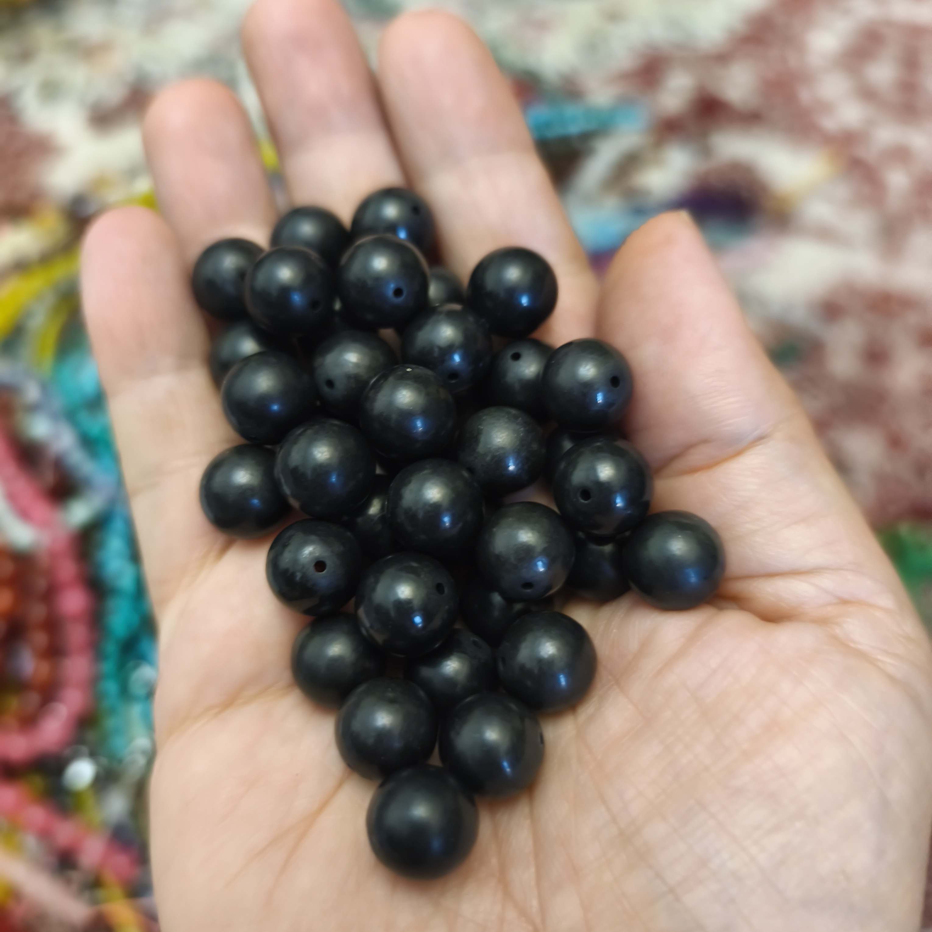 مهره سنگ‌شونگیت ۱۰میل اصل معدنی سوراخ دار