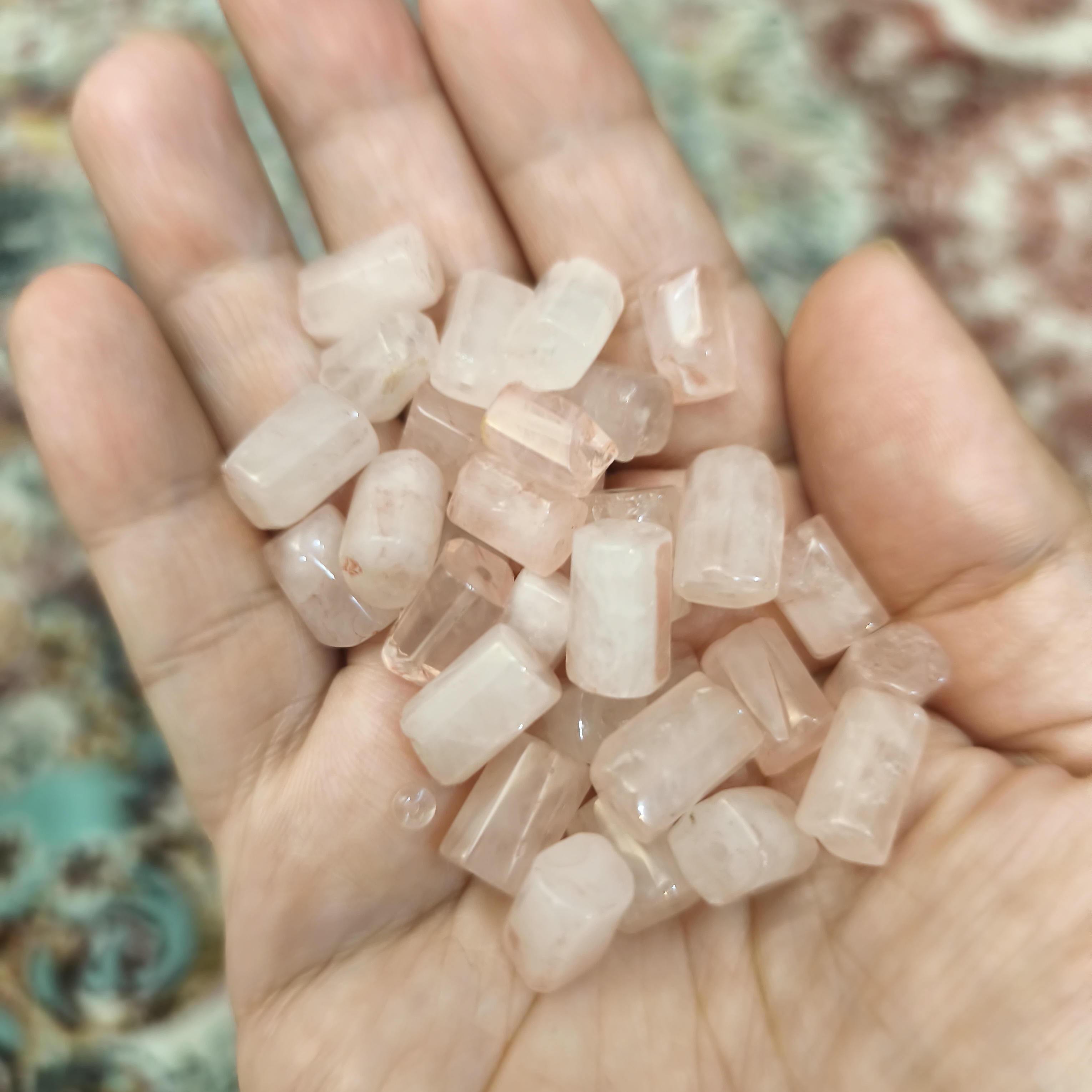 مهره سنگ  رزکوارتز  استوانه ای  تراش نامنظم سوراخ دار اصل درجه یک مهره