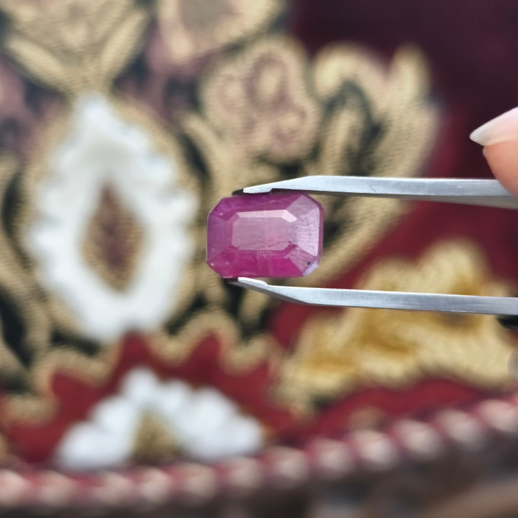 نگین یاقوت سرخ آفریقایی ۵.۴ قیراط اصل طبیعی