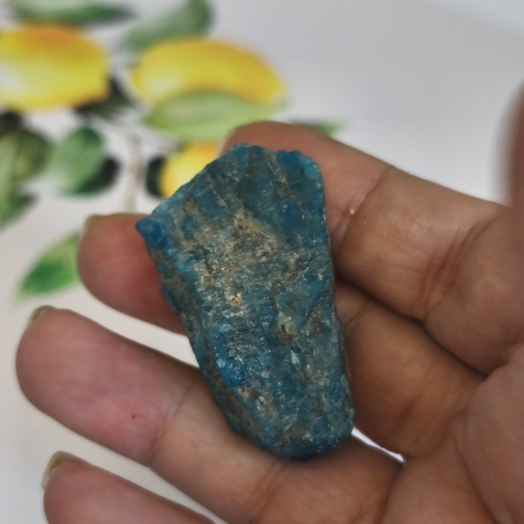 سنگ آپاتیت آبی تراش نخورده ۲۲.۵۶گرم اصل طبیعی راف کلکسیونی