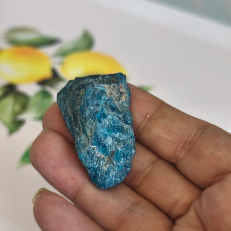 سنگ آپاتیت آبی تراش نخورده ۲۲.۵۶گرم اصل طبیعی راف کلکسیونی