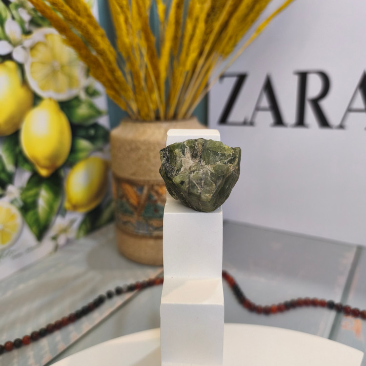 سنگ زبرجد تراش نخورده ۴۹.۵۷گرم اصل طبیعی راف معدنی