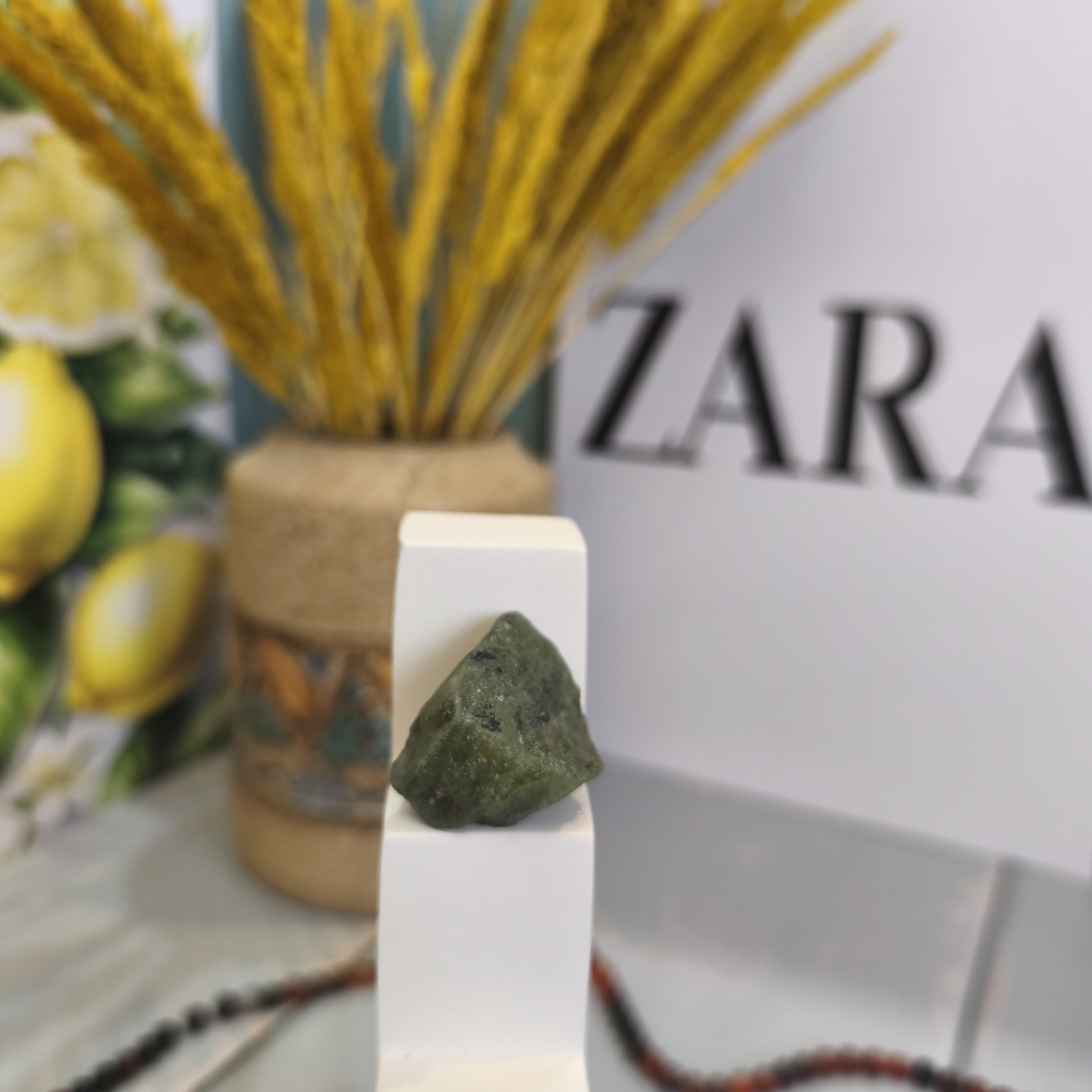 سنگ‌زبرجد افغان تراش نخورده راف ۱۷.۳۲گرم اصل طبیعی