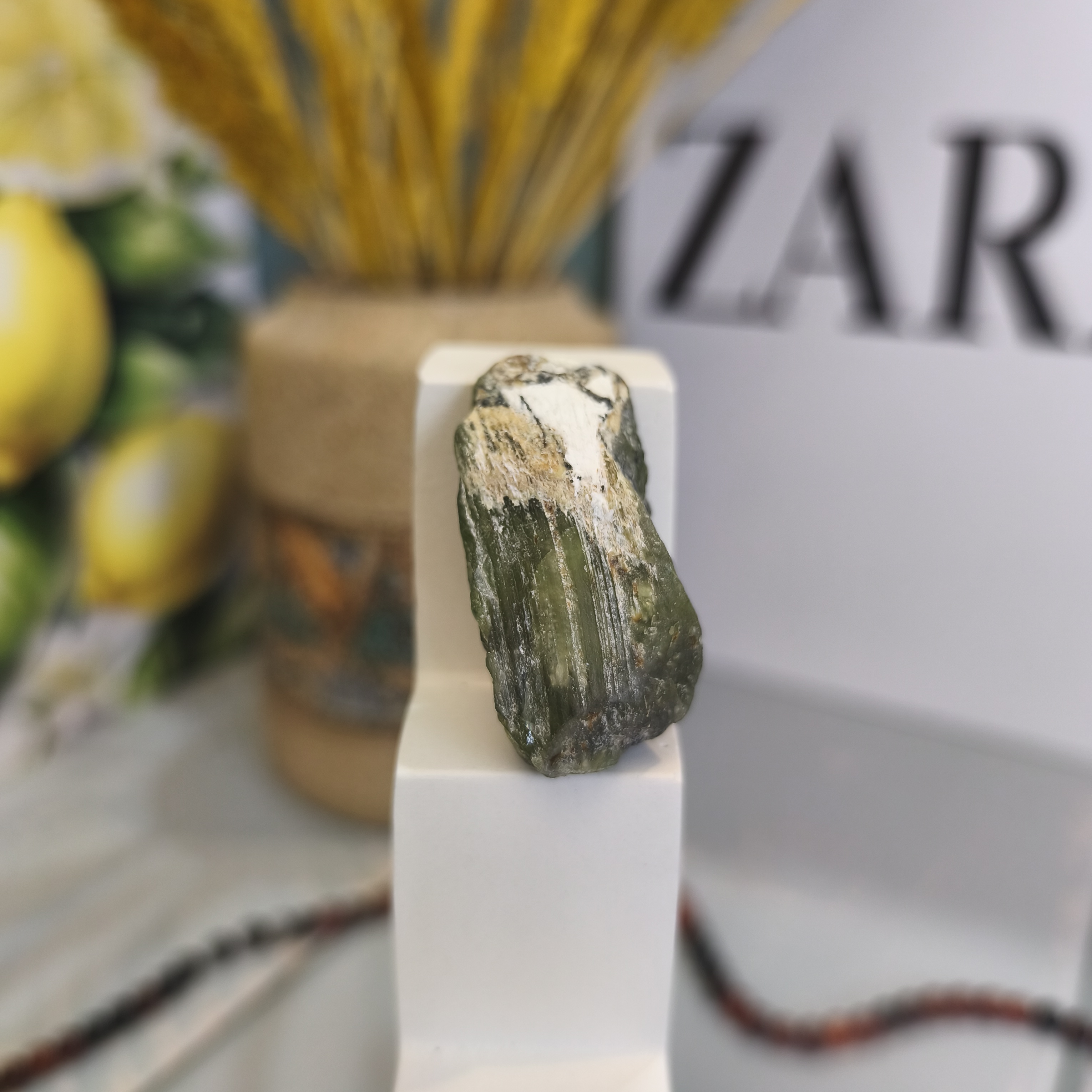سنگ زبرجد تراش نخورده ۲۲.۵۳گرم اصل طبیعی راف معدنی