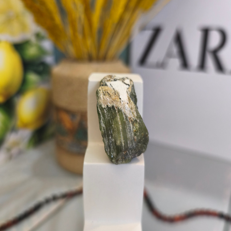 سنگ زبرجد تراش نخورده ۲۲.۵۳گرم اصل طبیعی راف معدنی