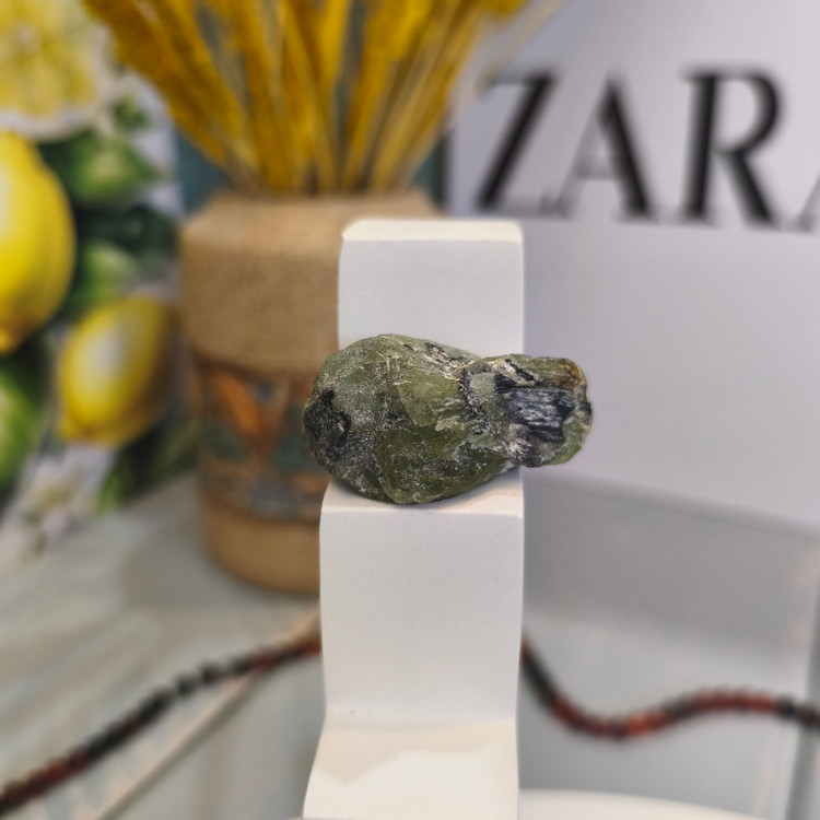 سنگ زبرجد تراش نخورده ۲۲.۵۳گرم اصل طبیعی راف معدنی