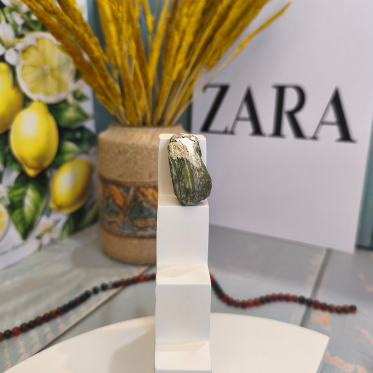 سنگ زبرجد تراش نخورده ۲۲.۵۳گرم اصل طبیعی راف معدنی