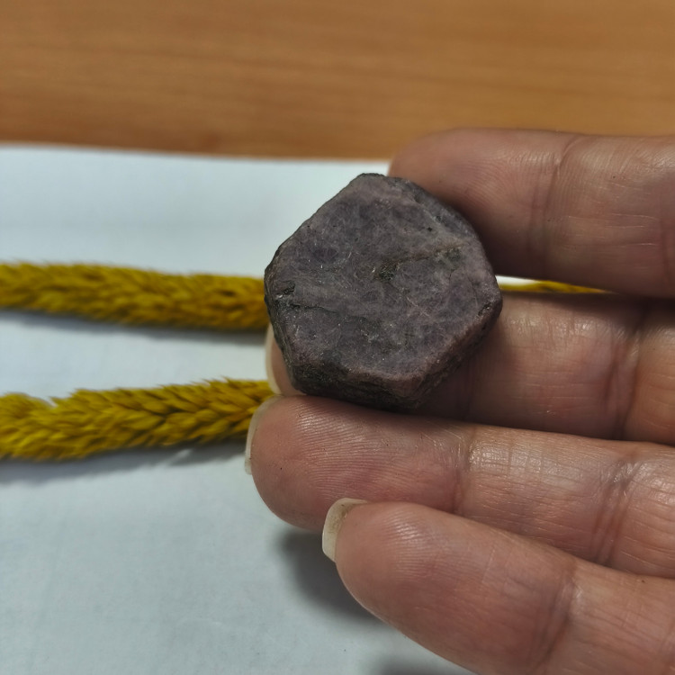 سنگ یاقوت افغان تراش نخورده ۱۷.۸۱ گرم راف اصل طبیعی معدنی