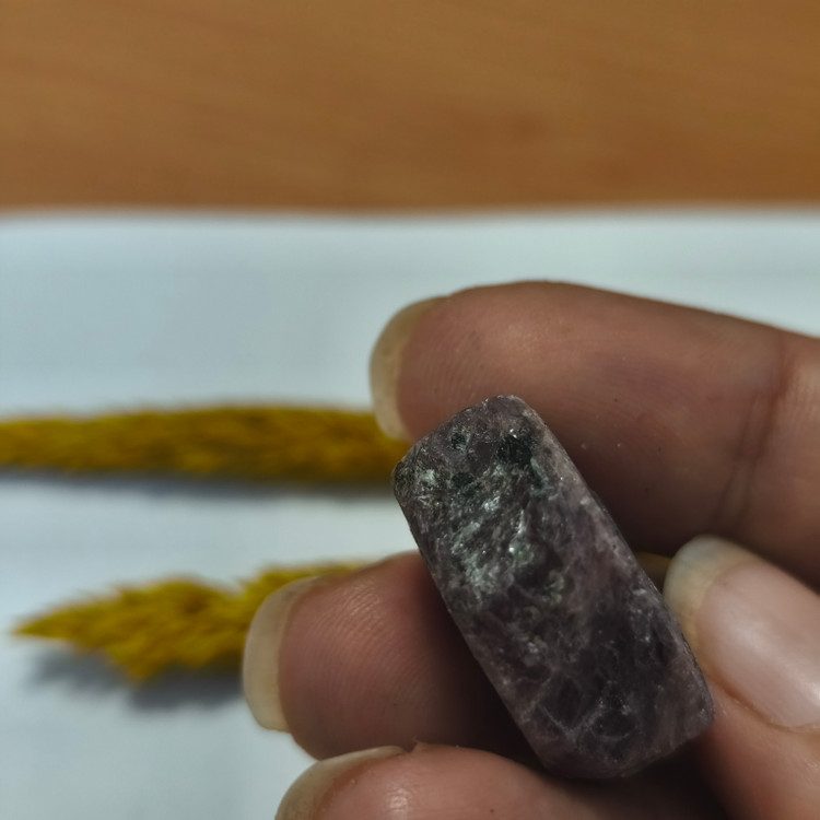 سنگ یاقوت افغان تراش نخورده ۱۲.۹۷گرم اصل طبیعی معدنی کلکسیونی