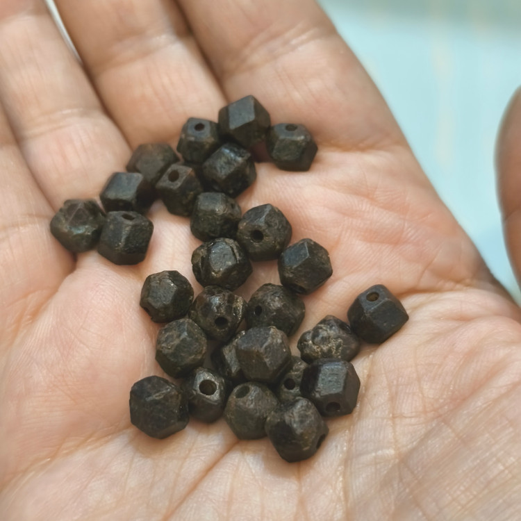مهره سنگ گارنت تراش نخورده راف سایز ریز اصل معدنی
