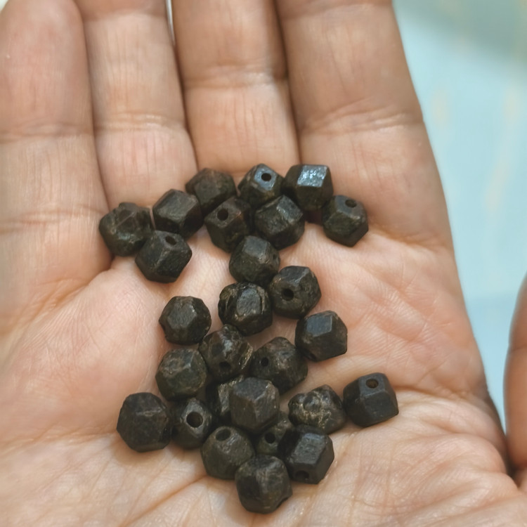 مهره سنگ گارنت تراش نخورده راف سایز ریز اصل معدنی