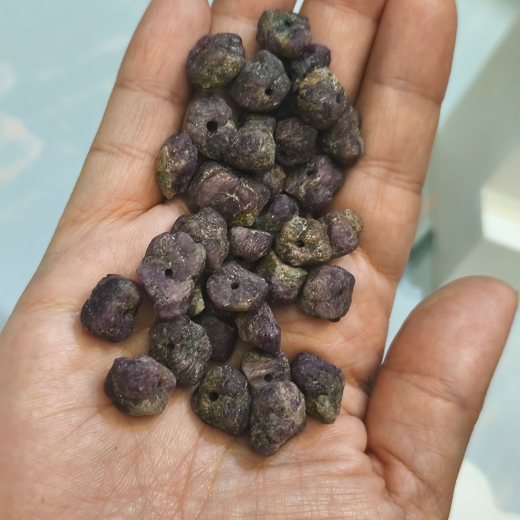 مهره سنگ یاقوت سرخ افغان تراش نخورده سایز درشت سوراخ دار راف اصل معدنی