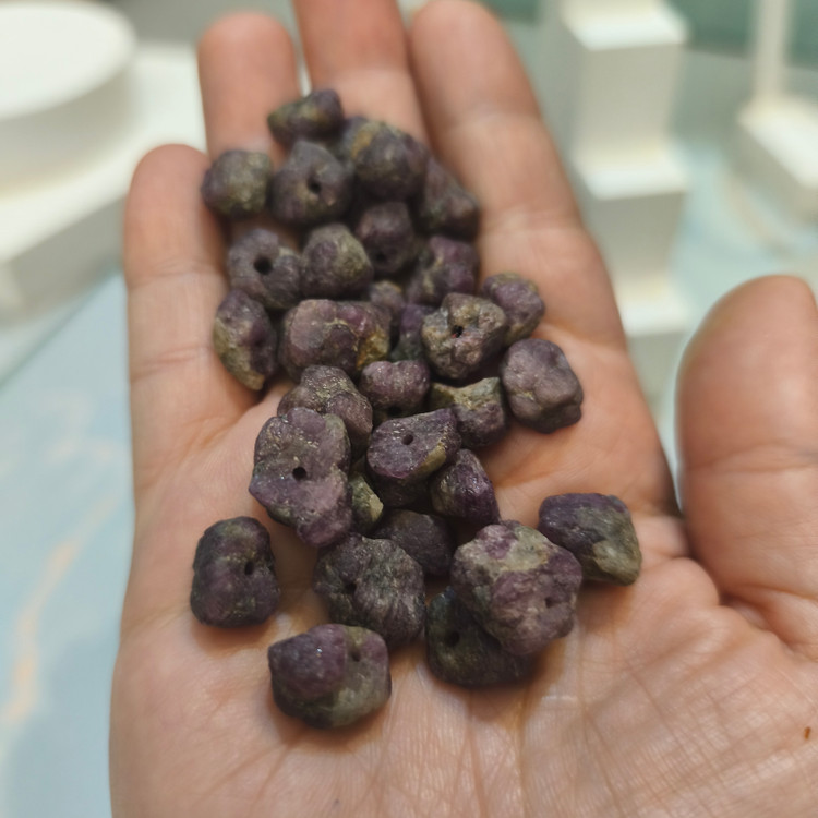 مهره سنگ یاقوت سرخ افغان تراش نخورده سایز درشت سوراخ دار راف اصل معدنی