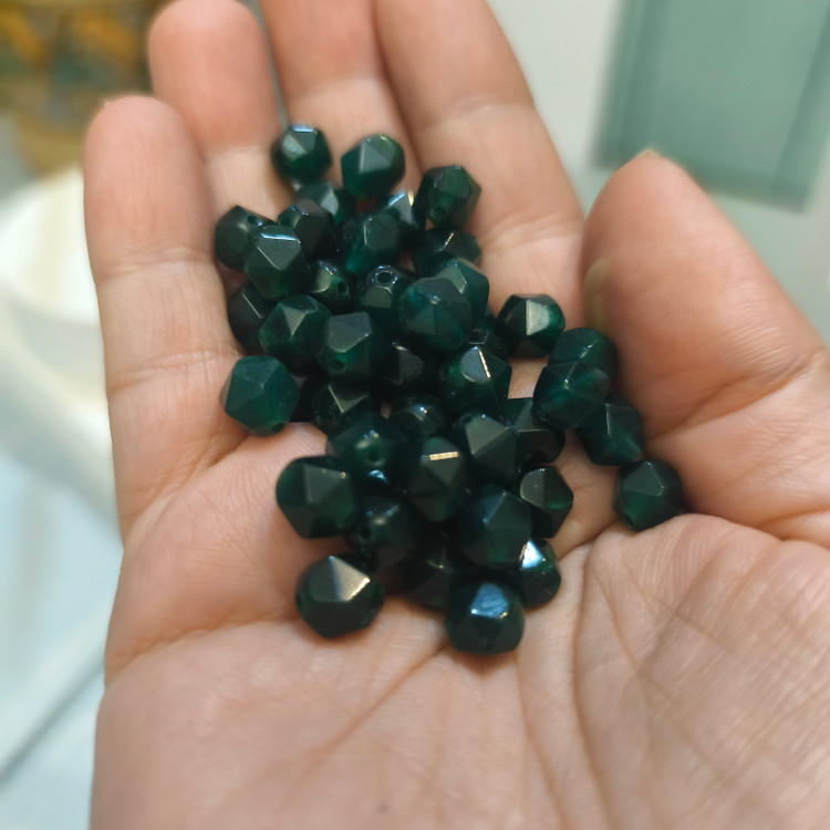 مهره سنگ جید سبز تیره ۸ میل تراش استار اصل معدنی سوراخ دار