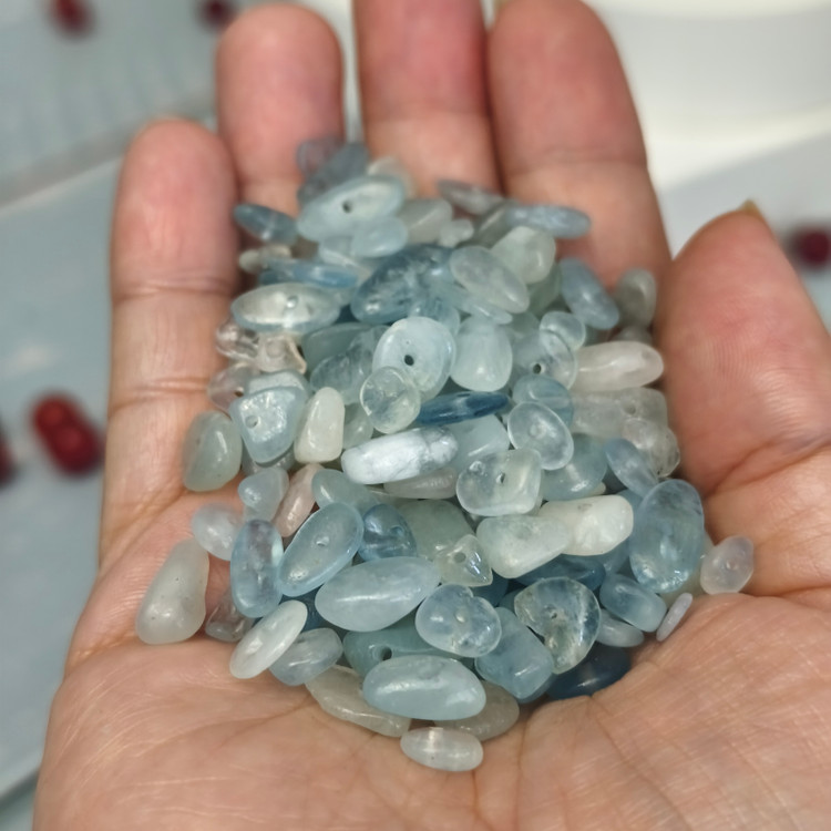 مهره سنگ آکوامارین چیپسی تراش نخورده دفرمه راف سنگ اصل طبیعی