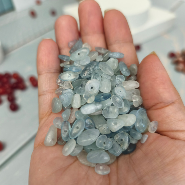 مهره سنگ آکوامارین چیپسی تراش نخورده دفرمه راف سنگ اصل طبیعی