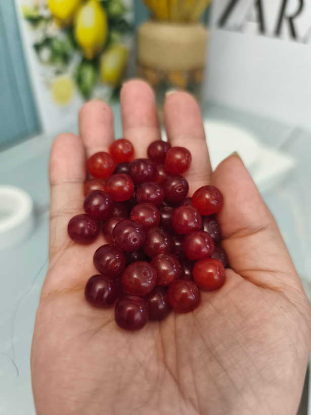 مهره سنگ جید قرمز طرح عقیق تراش کسمه 10میل اصل معدنی سوراخ دار