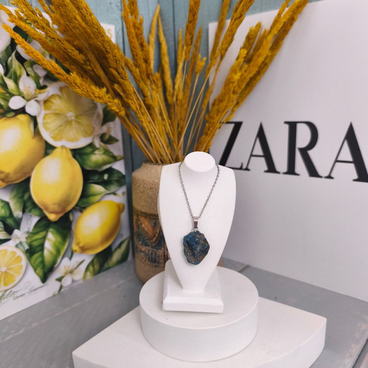 گردنبند سنگ آپاتیت تراش نخورده ۶.۹۵گرم اصل معدنی راف با زنجیر استیل