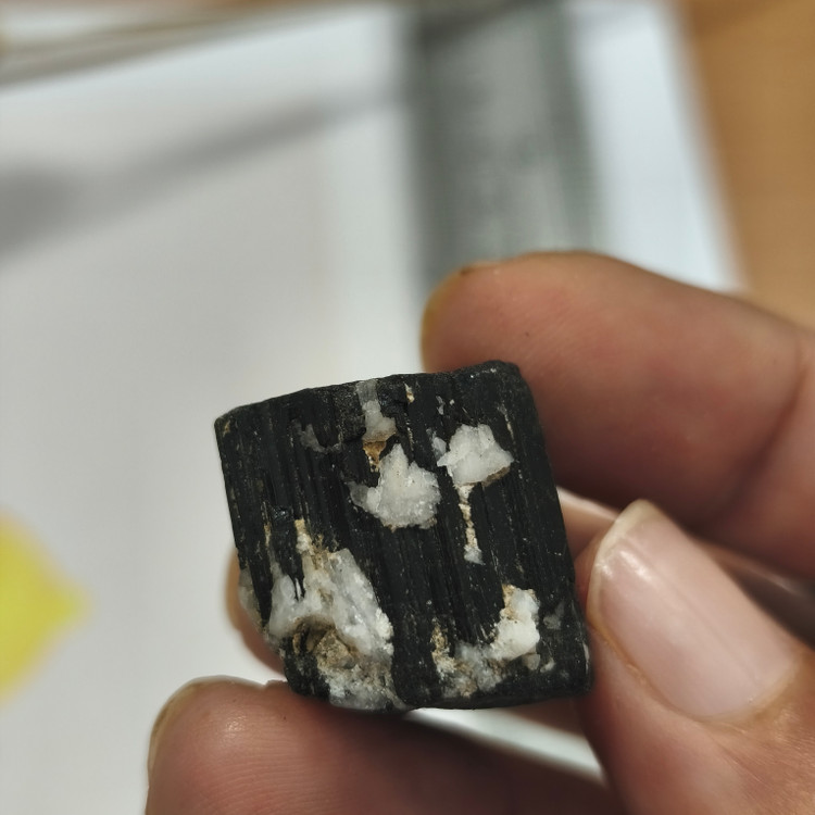 سنگ تورمالین سیاه برزیل تراش نخورده ۱۴.۶۲راف اصل طبیعی معدنی