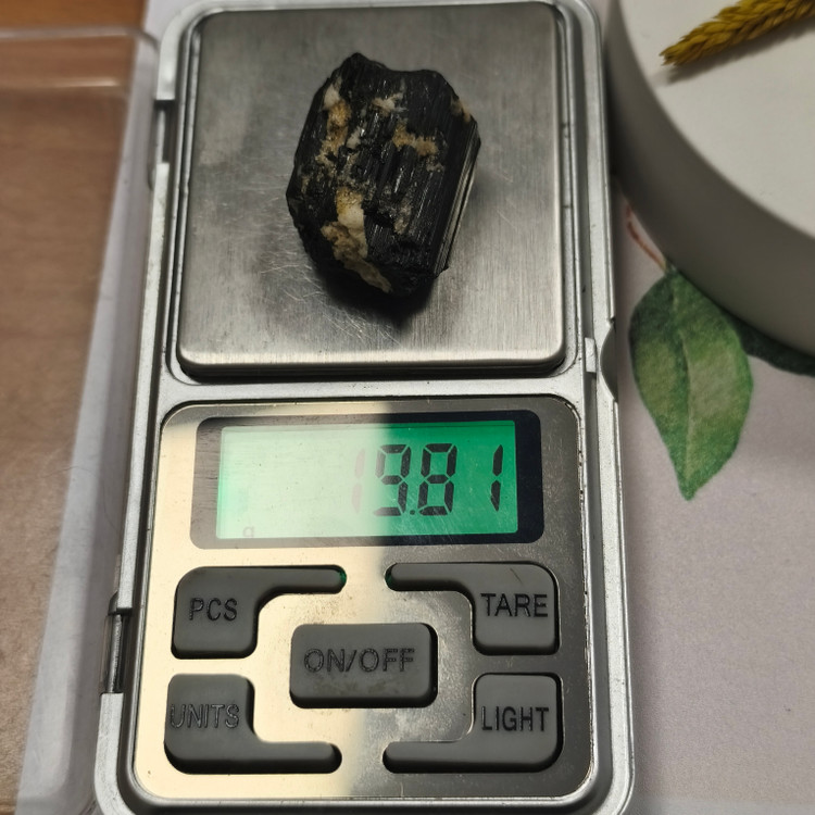 سنگ تورمالین سیاه تراش نخورده برزیل ۱۹.۸۱گرم اصل راف شورل معدنی