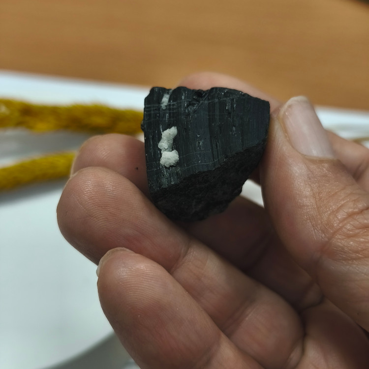 سنگ تورمالین تراش نخورده برزیل۱۴.۷۰گرم راف شورل اصل معدنی