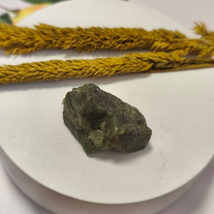 سنگ زبرجد افغان تراش نخورده راف اصل طبیعی ۱۸.۷۲گرم