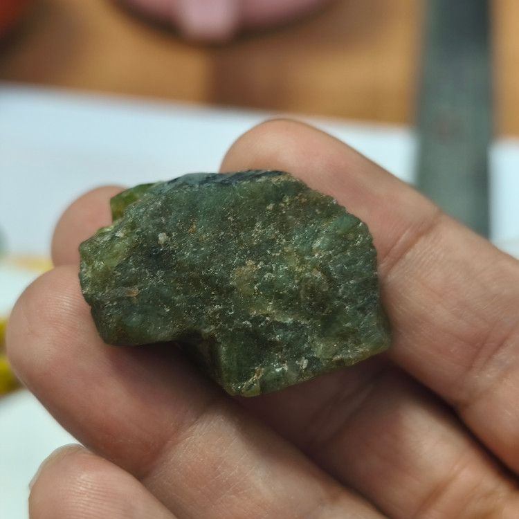 سنگ زبرجد افغان تراش نخورده راف اصل طبیعی ۱۸.۷۲گرم