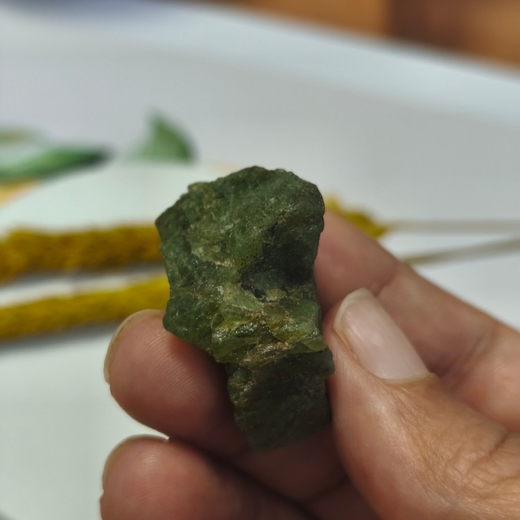 سنگ زبرجد افغان تراش نخورده راف اصل طبیعی ۱۸.۷۲گرم