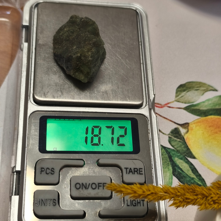 سنگ زبرجد افغان تراش نخورده راف اصل طبیعی ۱۸.۷۲گرم