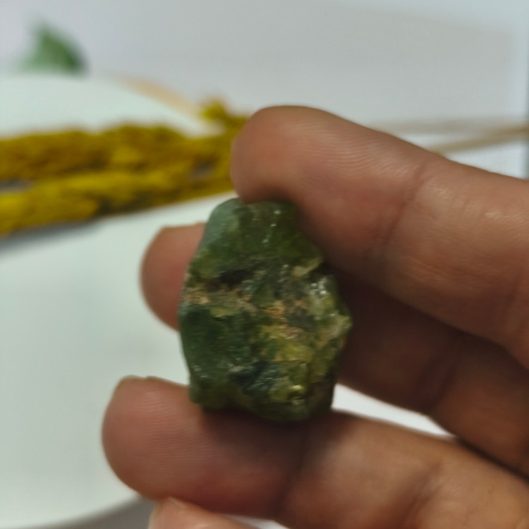 سنگ زبرجد تراش نخورده ۱۱.۹۶گرم اصل طبیعی راف معدنی