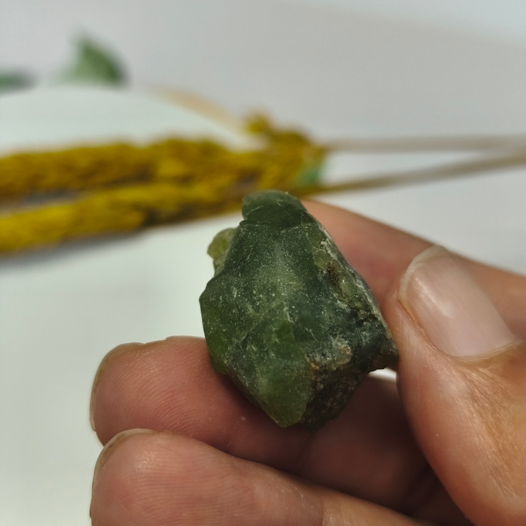 سنگ زبرجد تراش نخورده ۱۱.۹۶گرم اصل طبیعی راف معدنی