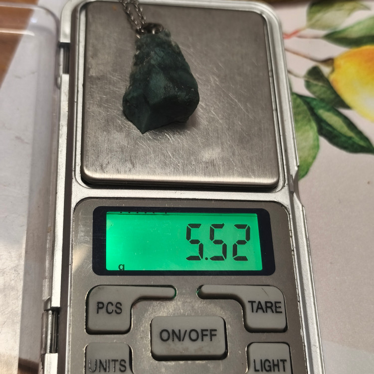 گردنبند سنگ عقیق خزه ای تراش نخورده5.52گرم اصل معدنی راف به همراه زنجیر استیل