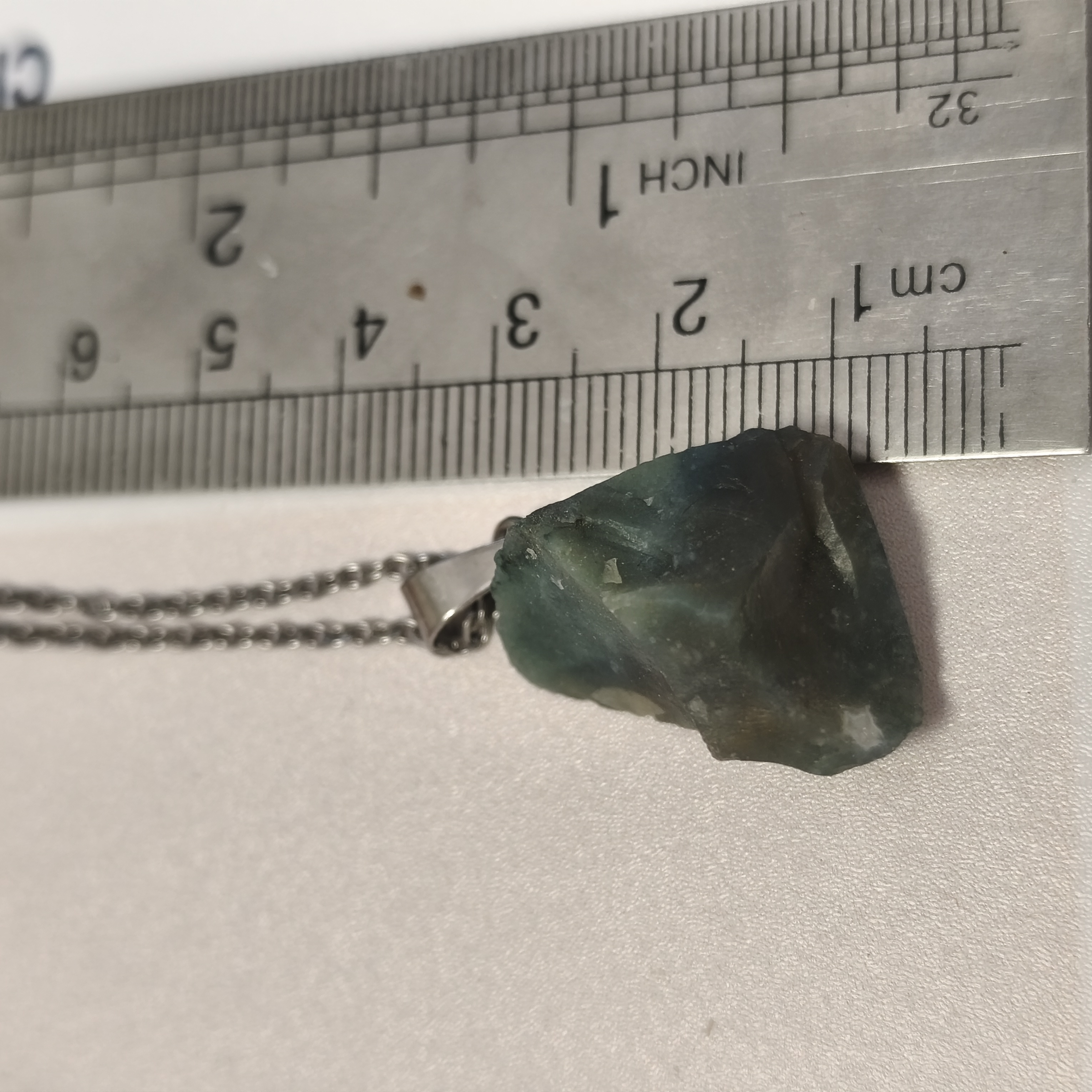 گردنبند سنگ عقیق خزه ای تراش نخورده5.66گرم اصل معدنی راف به همراه زنجیر استیل