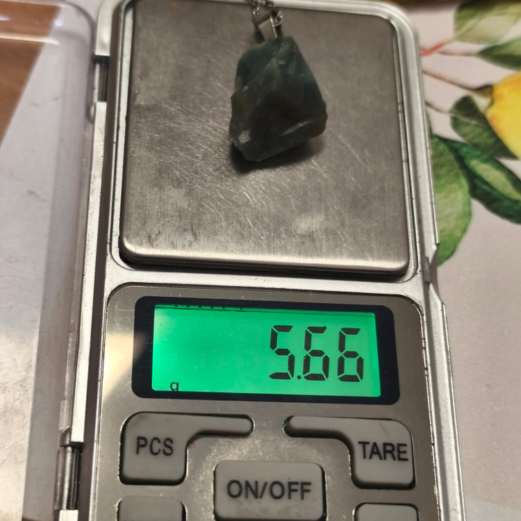 گردنبند سنگ عقیق خزه ای تراش نخورده5.66گرم اصل معدنی راف به همراه زنجیر استیل