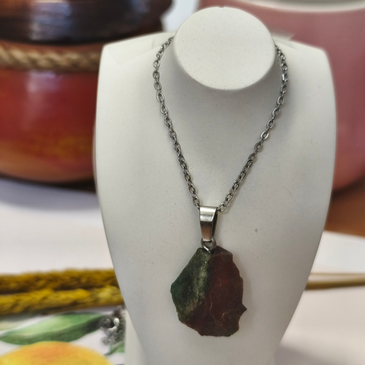 گردنبند سنگ عقیق خزه ای تراش نخورده3.58گرم اصل معدنی راف به همراه زنجیر استیل