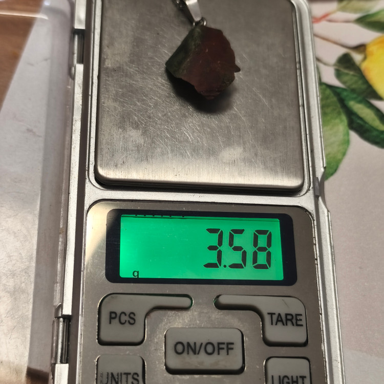 گردنبند سنگ عقیق خزه ای تراش نخورده3.58گرم اصل معدنی راف به همراه زنجیر استیل