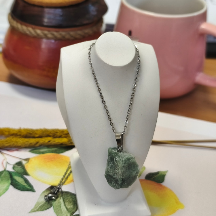 گردنبند سنگ عقیق خزه ای تراش نخورده7.85گرم اصل معدنی راف به همراه زنجیر استیل