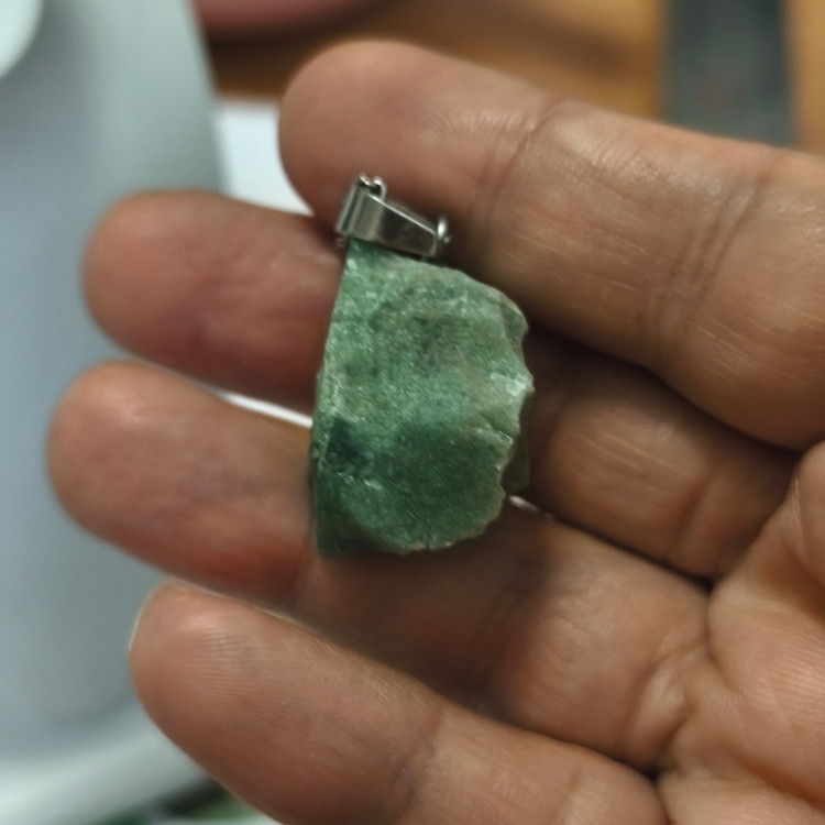 گردنبند سنگ عقیق خزه ای تراش نخورده7.85گرم اصل معدنی راف به همراه زنجیر استیل