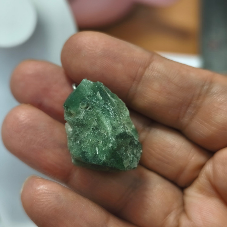 گردنبند سنگ عقیق خزه ای تراش نخورده7.85گرم اصل معدنی راف به همراه زنجیر استیل