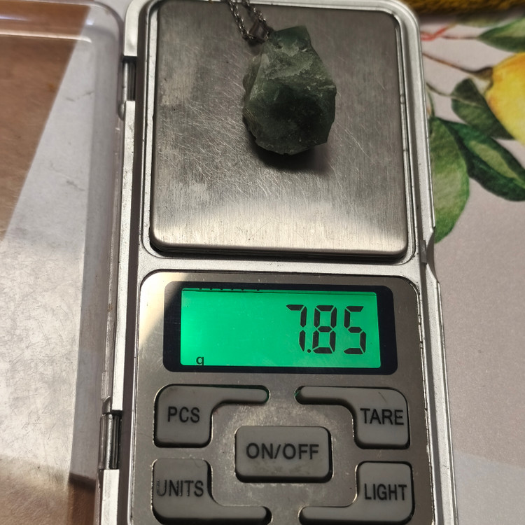 گردنبند سنگ عقیق خزه ای تراش نخورده7.85گرم اصل معدنی راف به همراه زنجیر استیل