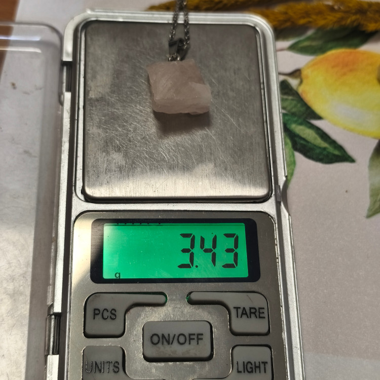 گردنبند سنگ رزکوارتز تراش نخورده 3.43گرم اصل معدنی راف با زنجیر استیل