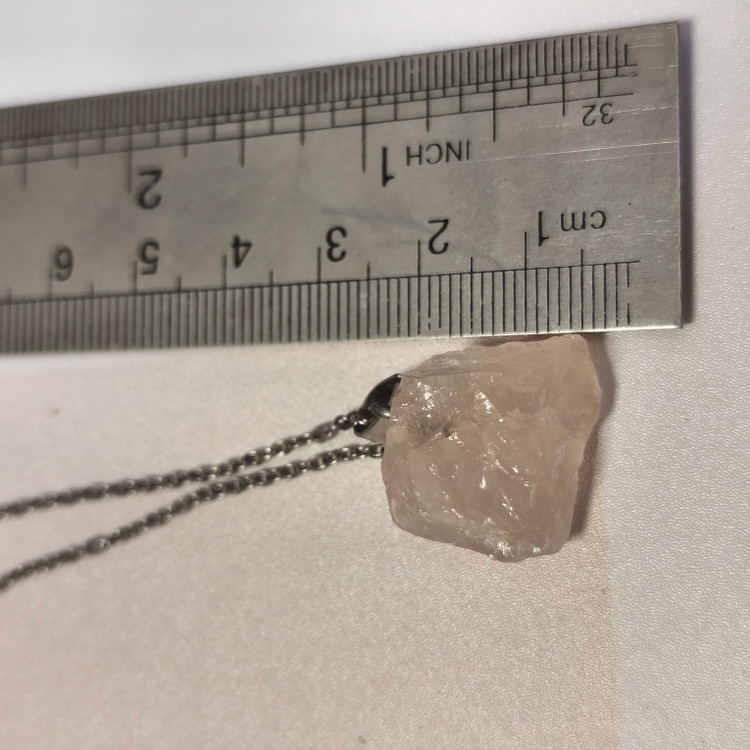 گردنبند سنگ رزکوارتز تراش نخورده 2.49گرم اصل معدنی راف با زنجیر استیل