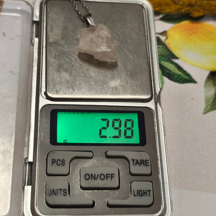 گردنبند سنگ رزکوارتز تراش نخورده 2.98گرم اصل معدنی راف با زنجیر استیل