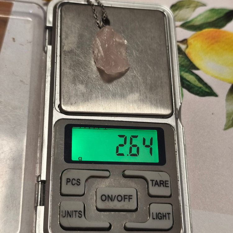 گردنبند سنگ رزکوارتز تراش نخورده 2.64گرم اصل معدنی راف با زنجیر استیل