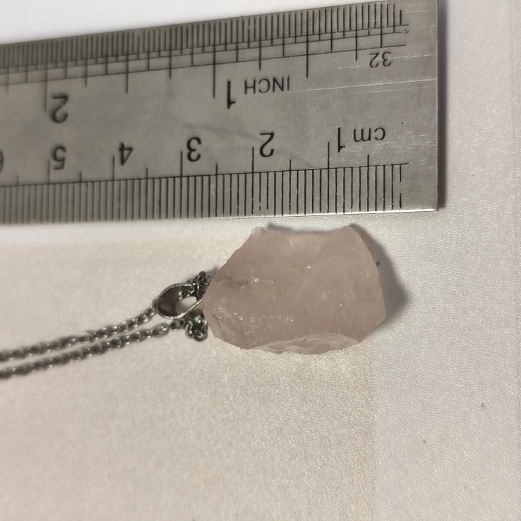 گردنبند سنگ رزکوارتز تراش نخورده 2.64گرم اصل معدنی راف با زنجیر استیل