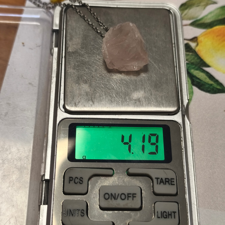 گردنبند سنگ رزکوارتز تراش نخورده ۴.19گرم اصل معدنی راف با زنجیر استیل