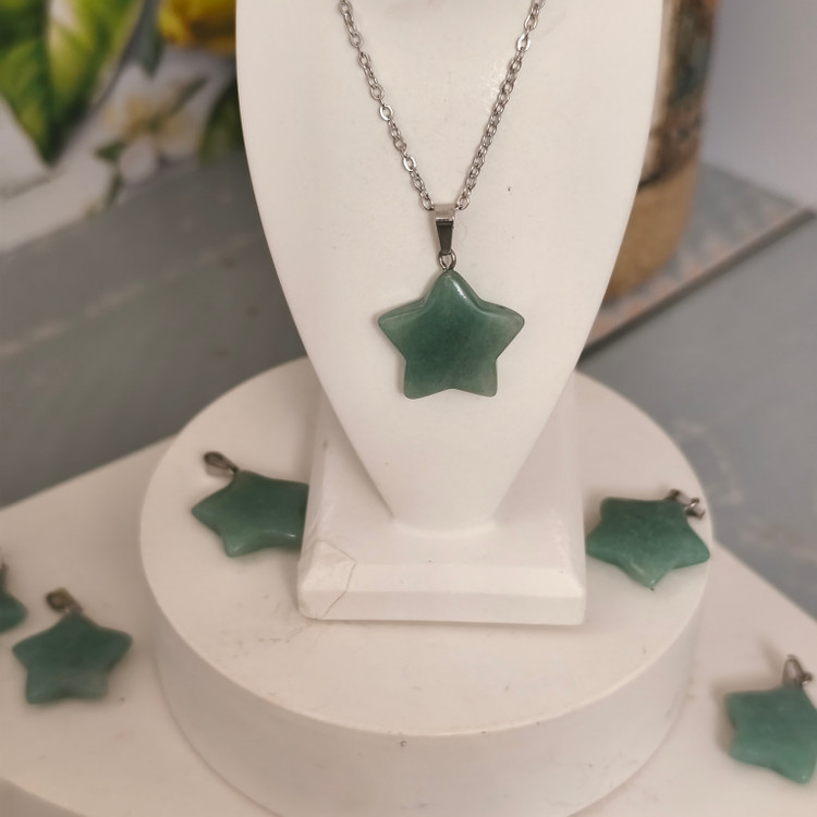 گردنبندسنگ آونتورین سبز ستاره ای سنگ اصل معدنی به همراه زنجیراستیل