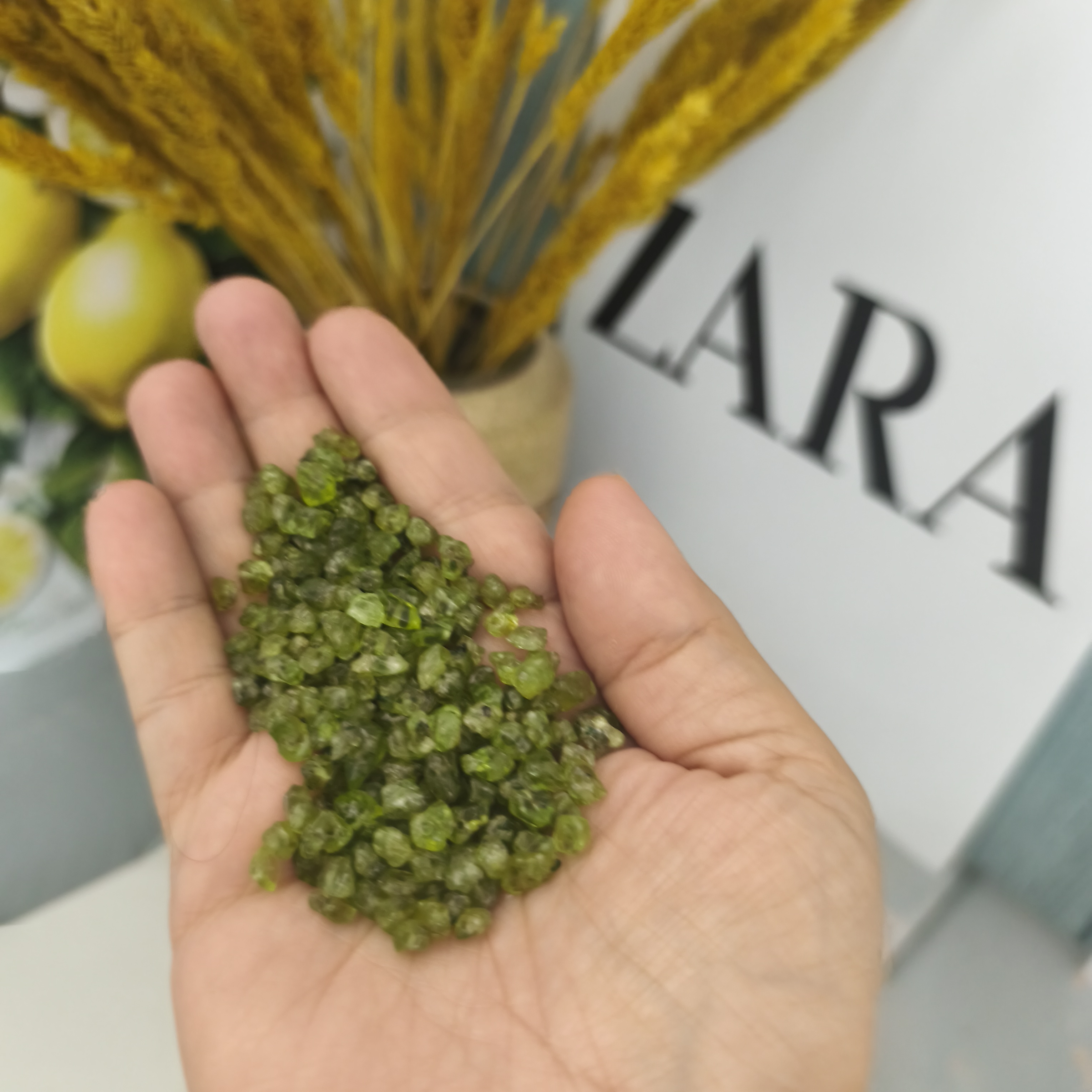 مهره چیپسی سنگ زبرجد افغان سایز متوسط سنگ اصل صدرصدطبیعی معدنی دفرمه تراش نخورده