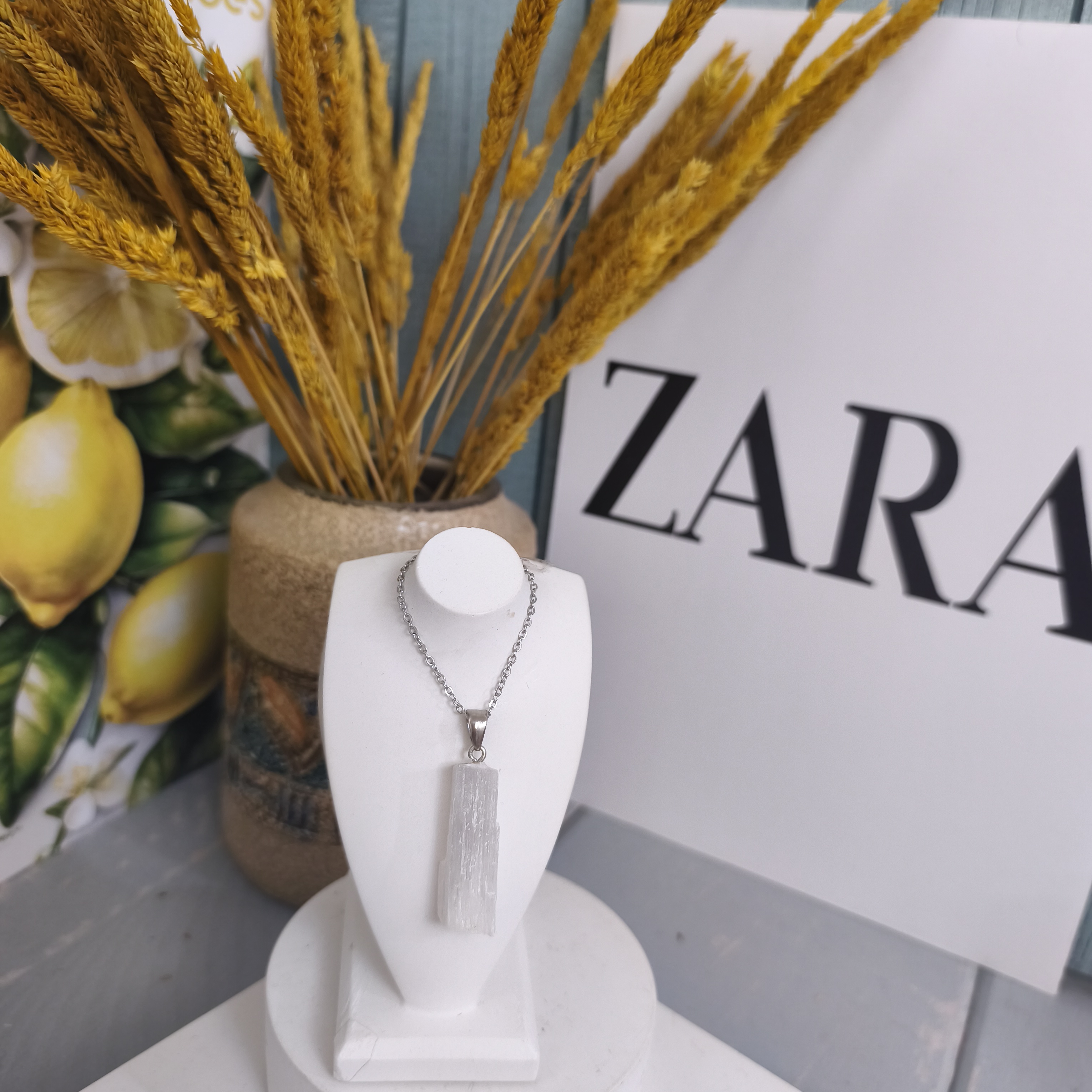 گردنبند سنگ سلنایت مراکشی تراش نخورده اصل معدنی با زنجیر استیل